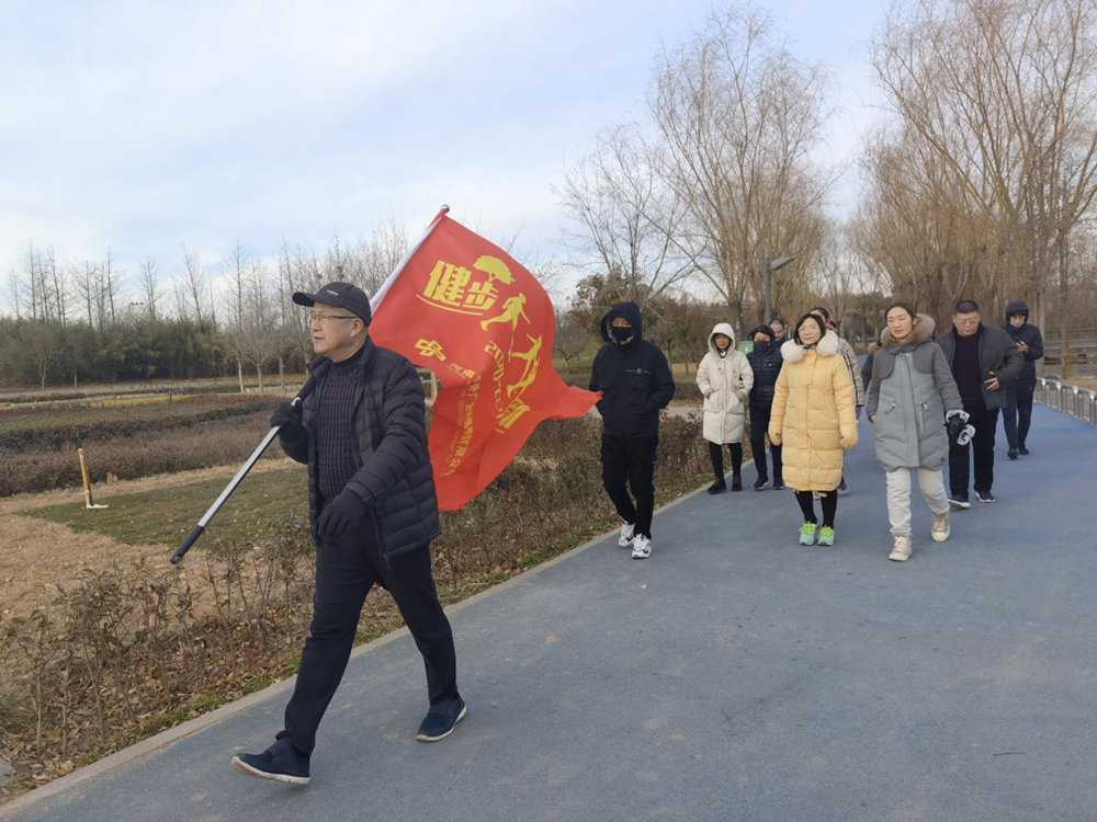 河南戶外廣告網(wǎng)絡傳媒有限公司舉辦健步迎新活動